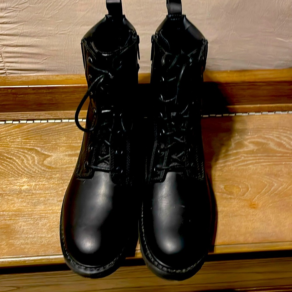 Harley Davison boots, only use for ten minutes.